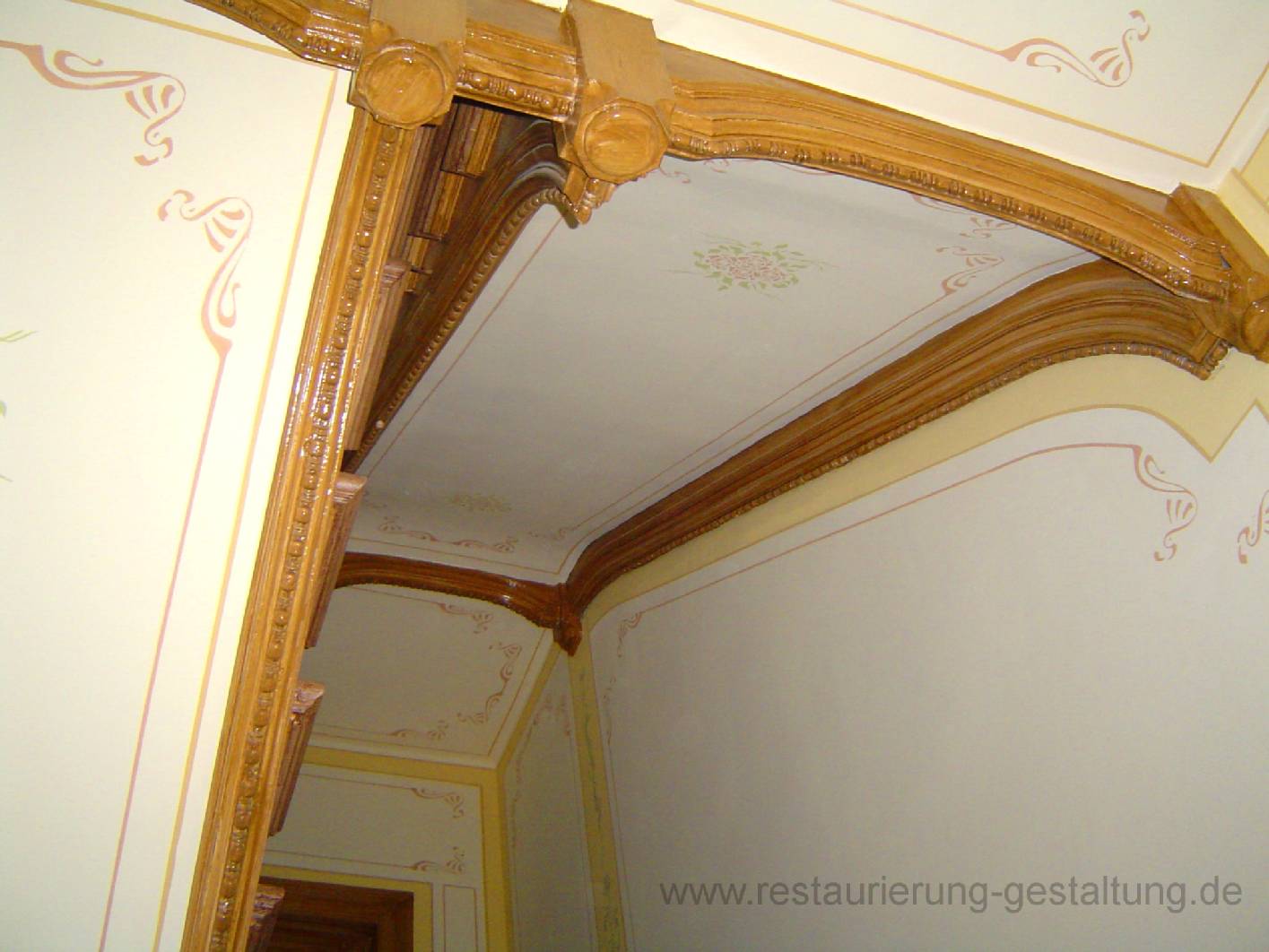 An den Deckenwangen wurde eine Holzimitation in Eiche gemalt. Eine Art der Holzmalerei  in Eiche war Bestandteil in vielen Treppenhäusern dieser Bauzeit im Altbau. Nachdem die Malerarbeiten abgeschlossen waren hat Restaurator für Malerei im Treppenhausbund Malermeister Schimpf eine einfache Deckenmalerei angebracht. Dies eist nicht sehr aufwendig und daher Kostengünstig. Malermeister Schimpf kopiert Malermeister aus der Erbauungszeit.